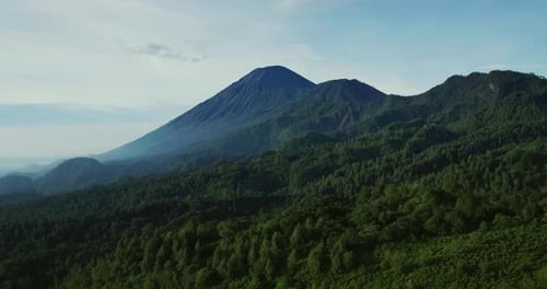 Drohnenaufnahme der Berglandschaft in der Gegend von Bromo