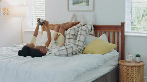 Schwarzes Paar, Schlafzimmer und Selfie mit Digitalkamera im Pyjama für ein morgendliches Bild für die Ehe