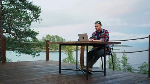 Freelancer digitando texto no teclado de um laptop moderno que trabalha remotamente Blogger Traveller