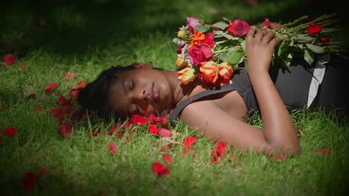 Uma mulher serena cercada por lindas flores no coração do esplendor da natureza