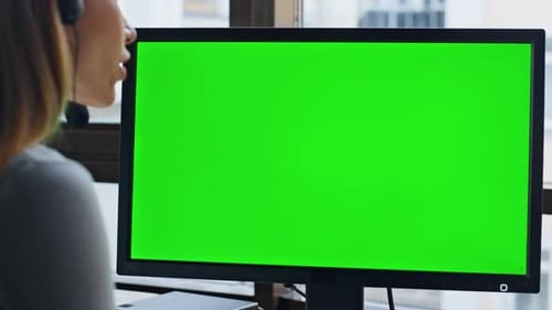 Büroangestellter Greenscreen-Computer, Nahaufnahme, vielbeschäftigter Servicemanager, sprechender Kunde