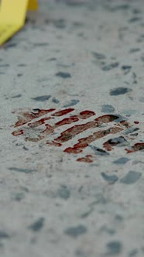 Tatort, Beweismaterial oder Schuhabdruck im Blut mit Zahlen, polizeiliche Ermittlungen oder Gerichtsverfahren