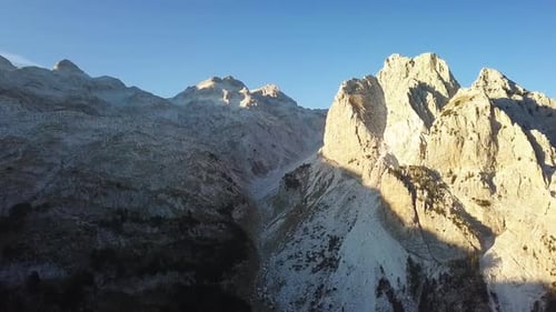 Sommet montagneux des Alpes albanaises, randonnée entre Valbone et Theth en Albanie au coucher du soleil.