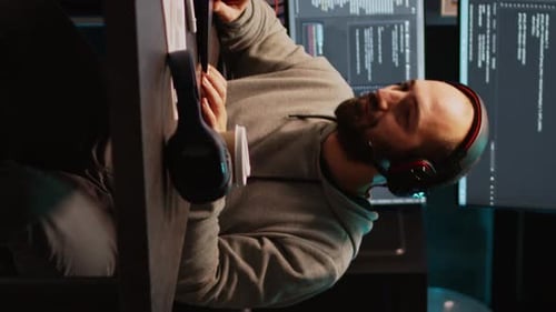 Desenvolvedor de software de vídeo vertical participando de conferência de videochamada on-line em laptop