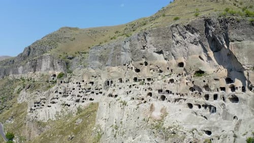 Höhlenkloster von Vardzia, Drohnenaufnahme aus der Luft.