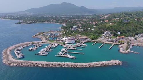 Toma aérea de Marina Ocean World en Puerto Plata con yates y barcos durante un día soleado