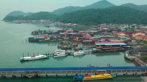 Luftaufnahme der Fischerdorfhäuser auf der Insel Pangkor, Malaysia