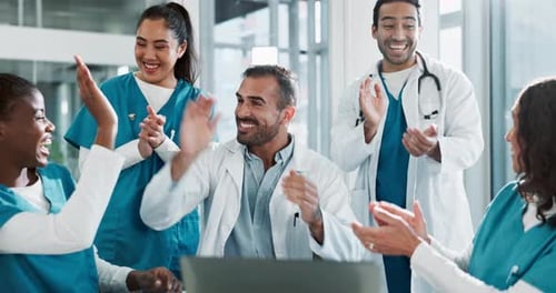 Pessoas felizes, médicos e laptop com aplausos por boas notícias, vitórias ou conquistas juntos