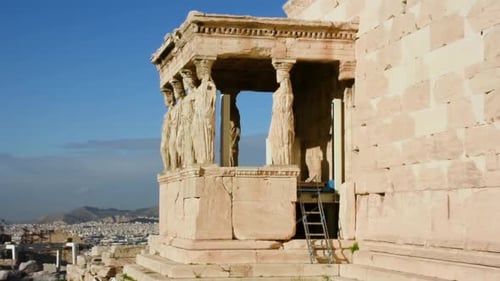 Le bâtiment Erechthéion et le porche des Cariatides à Athènes, en Grèce. Vue du côté est.