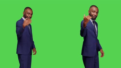 Empresario afroamericano pidiéndole a alguien que venga