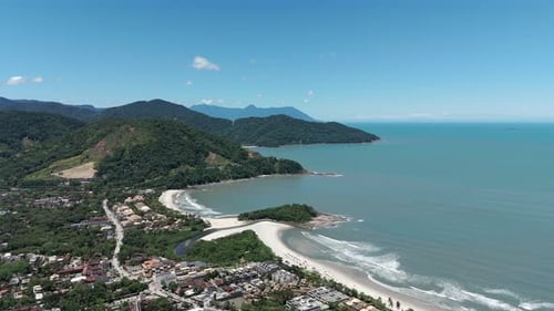Playas y pueblos costeros de Camburi y Camburizinho en São Sebastião, São Paulo, Brasil. Toma aérea