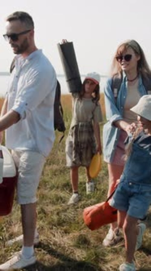 Família saindo de Sunny Lakeshore após uma viagem de acampamento