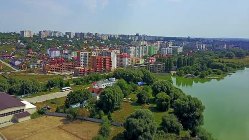 Hermosa ciudad ubicada en la pintoresca orilla del río. Bloques de viviendas y edificios de varios pisos