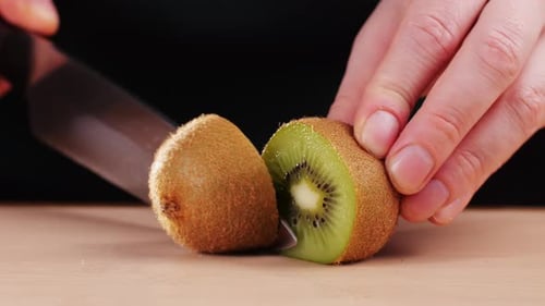 Frische Kiwi-Nahaufnahme von Kiwischeiben, frische und gesunde Früchte, Vitamin C