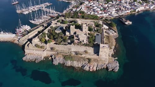 Blick auf das Schloss Halikarnassos und die Yachten in Bodrum, Türkei
