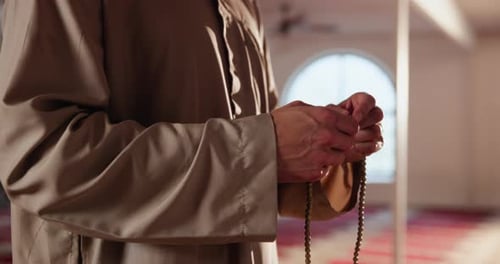 Muslim, Hände und Person mit Gebetsperlen für Religion, Gottesdienst und Gedenken an Allah mit Koran