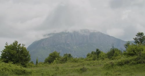 Lap de temps de la formation rocheuse du parc naturel des Balkans de Vrachanski par temps nuageux, Vratsa, Bulgarie