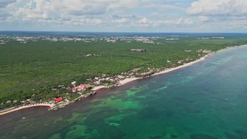 Vista aérea deslumbrante da praia intocada de Tulum e das vibrantes águas azul-turquesa