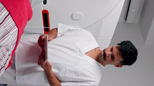 Vertikales Video in einer modernen Klinik in einem weißen Büro ein Medikament zur MRT-Untersuchung des Gehirns eines