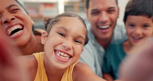 Amusant, famille et parents avec enfants, selfie et bonheur avec joie, temps de qualité et liens