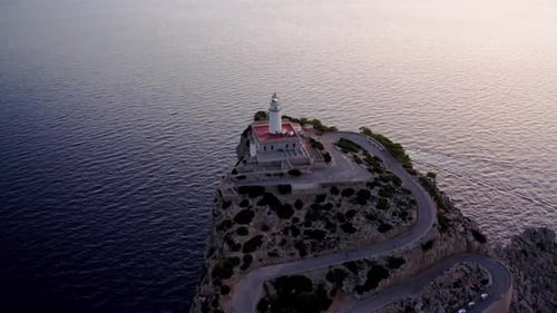 Ancien phare historique au bord d'une falaise surplombant la mer, Drone aérien