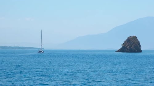 Ausflugsboot gegen die tropische Bucht