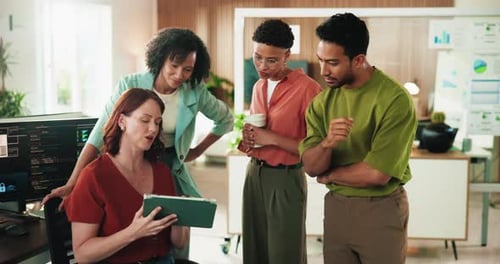 Empresários, equipe e reunião com tablet para programação, codificação ou discussão de aplicativos no escritório