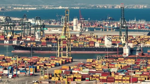 Luftaufnahme eines Frachtcontainertransportschiffs und eines Krans in Valencia, Spanien, Seehafen, Industrie