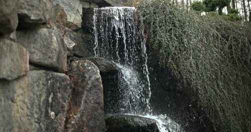 un pequeño arroyo o cascada de montaña de agua dulce cristalina y fresca de manantial fluye entre las piedras y