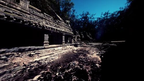 Ruines d'un ancien temple au Cambodge entourées d'un feuillage dense de la jungle
