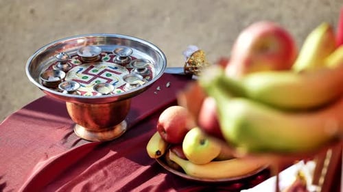 Plateau Ganesha Chaturthi Puja avec symbole de la croix gammée et offrandes de fruits en Inde