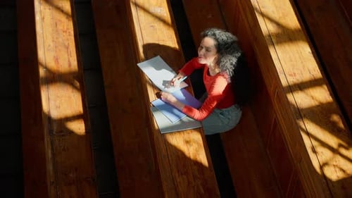Vue du dessus d'en haut Une femme étudiante Une femme étudie à la table Écrire Étudier Apprendre à écrire Apprendre à apprendre