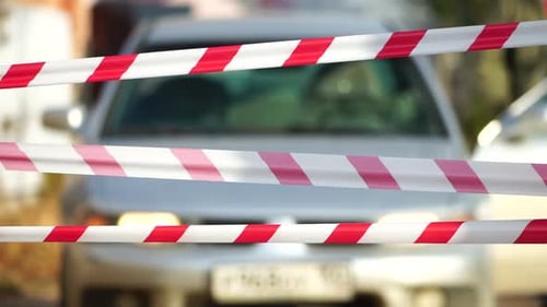 Fita de advertência vermelha e branca balançando no vento