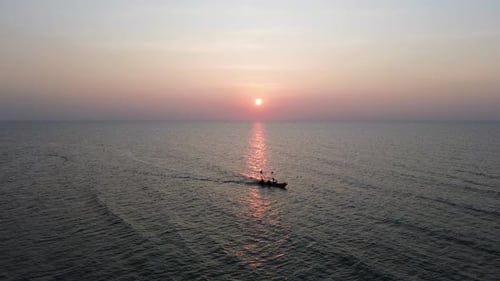 Fischerboot weit vom Meer entfernt bei Sonnenuntergang