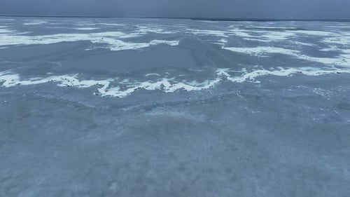Panoramablick Ein großer Teil des Sees ist im Winter zugefroren; das Eis hat wunderschöne Muster gebildet;