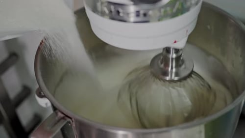 Nahaufnahme eines Standmixers, der Schlagsahne in der Küche zubereitet