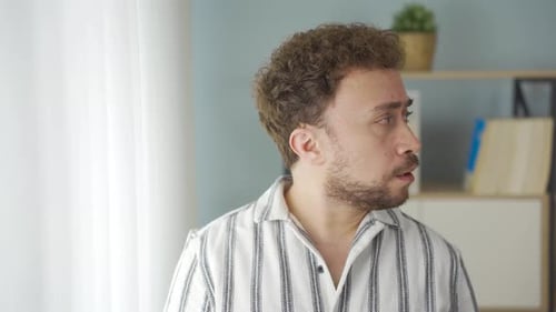 Joven pesimista y desesperado.