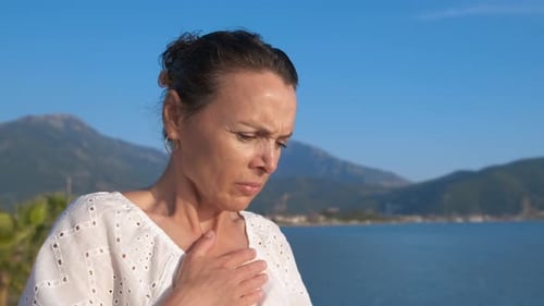 Eine Frau mit einem Asthmaanfall
