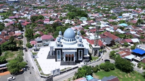 Wunderschöne Moschee in der Mitte des Dorfes