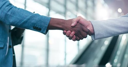 Aperto de mão, boas-vindas e funcionários com colaboração, acordo ou parceria b2b no bokeh lens flare