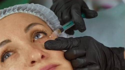 Cosmetóloga inyectando a un paciente en una clínica de belleza, médico estético que realiza un tratamiento facial