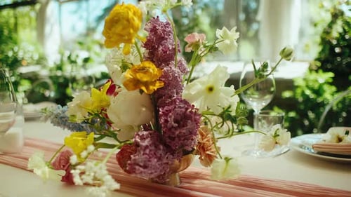 Elegant Floral Arrangement Centerpiece Decoration on Wedding Table