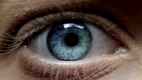 Menschliche Nahaufnahme: Augenblinzeln, blinkende Augen