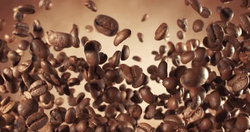 Duftende Kaffeebohnen schweben im Rahmen. Kaffeebohnen wurden mit einer Superzeitlupenkamera mit 1000 Bildern pro Sekunde aufgenommen.
