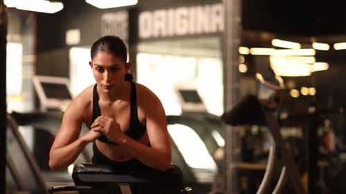 Mujer activa realiza un ejercicio de hiperextensión