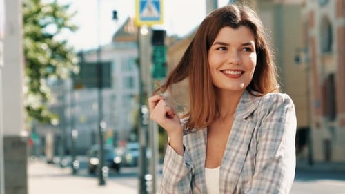 Linda sorridente posando na rua