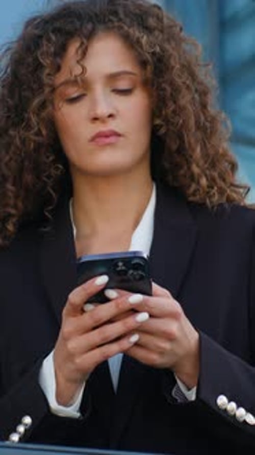 Triste y frustrada mujer de negocios caucásica leyendo malas noticias en el teléfono, fracaso en el trabajo, error en línea en la ciudad