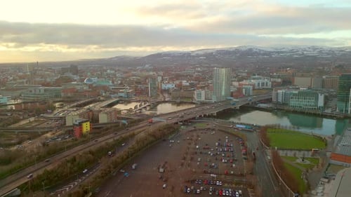 Luftaufnahme des Stadtzentrums von Belfast, Nordirland, an einem ruhigen Wintertag. Die Kamera bewegt sich vorwärts