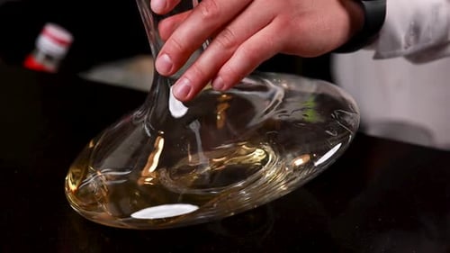 le sommelier prépare le vin dans une carafe
