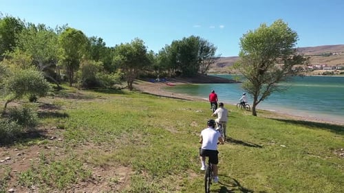 Groupe de personnes faisant du vélo au bord du lac